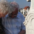Rekasch - Friedhof, eine Kerze zum Leuchten bringen